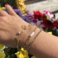 Bedelarmband goud steel en grijze parels